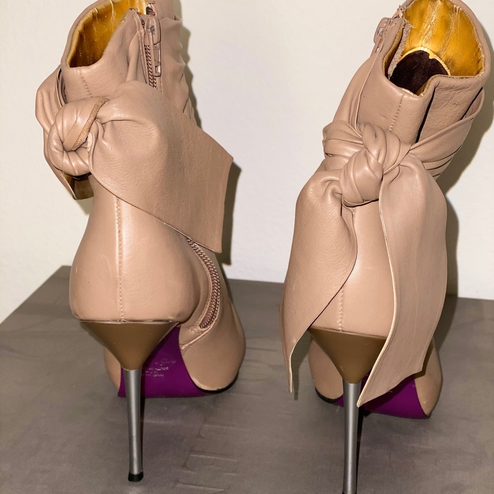 Beige leather heeled booties by Sergio Zelcer - Picture 2 of 7